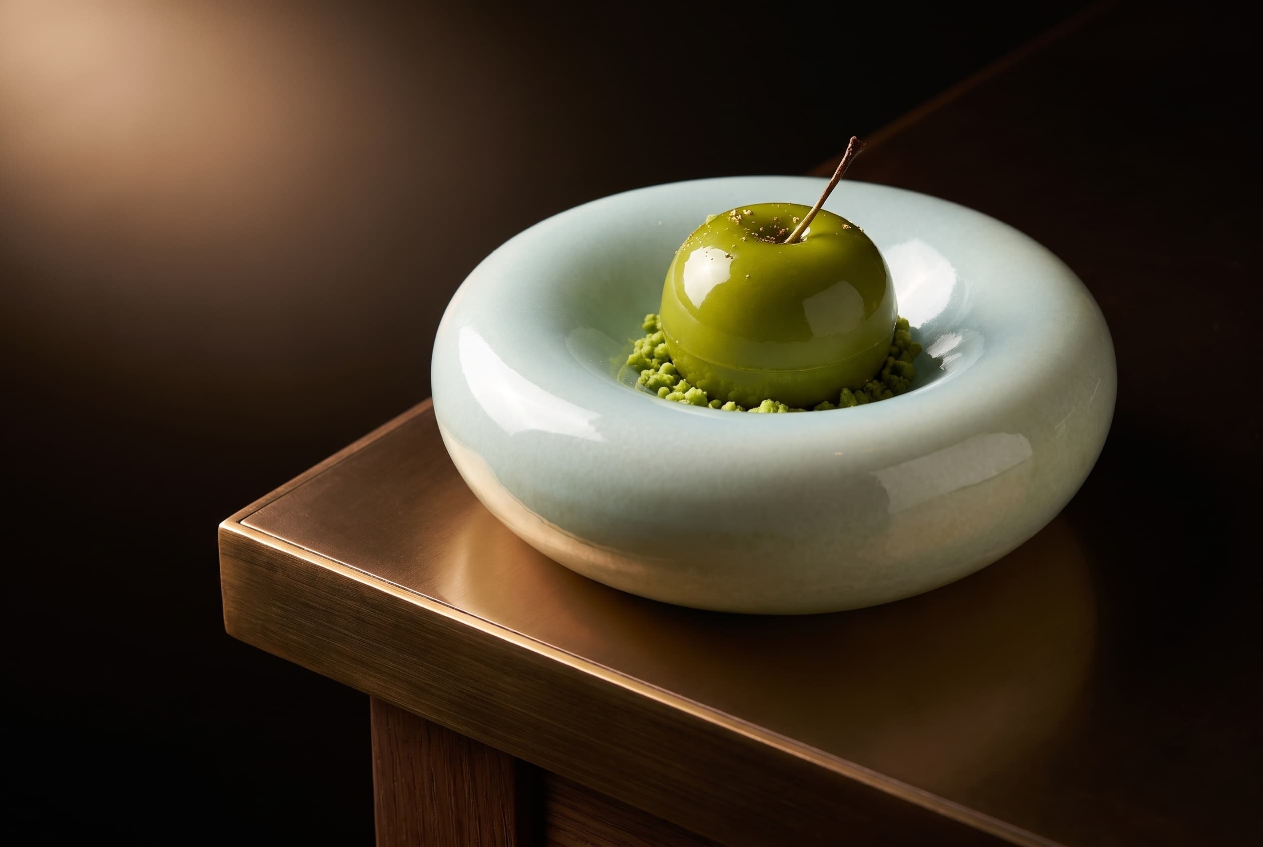 Dessert a forma di mela con mousse al cioccolato bianco, matcha e mele caramellate