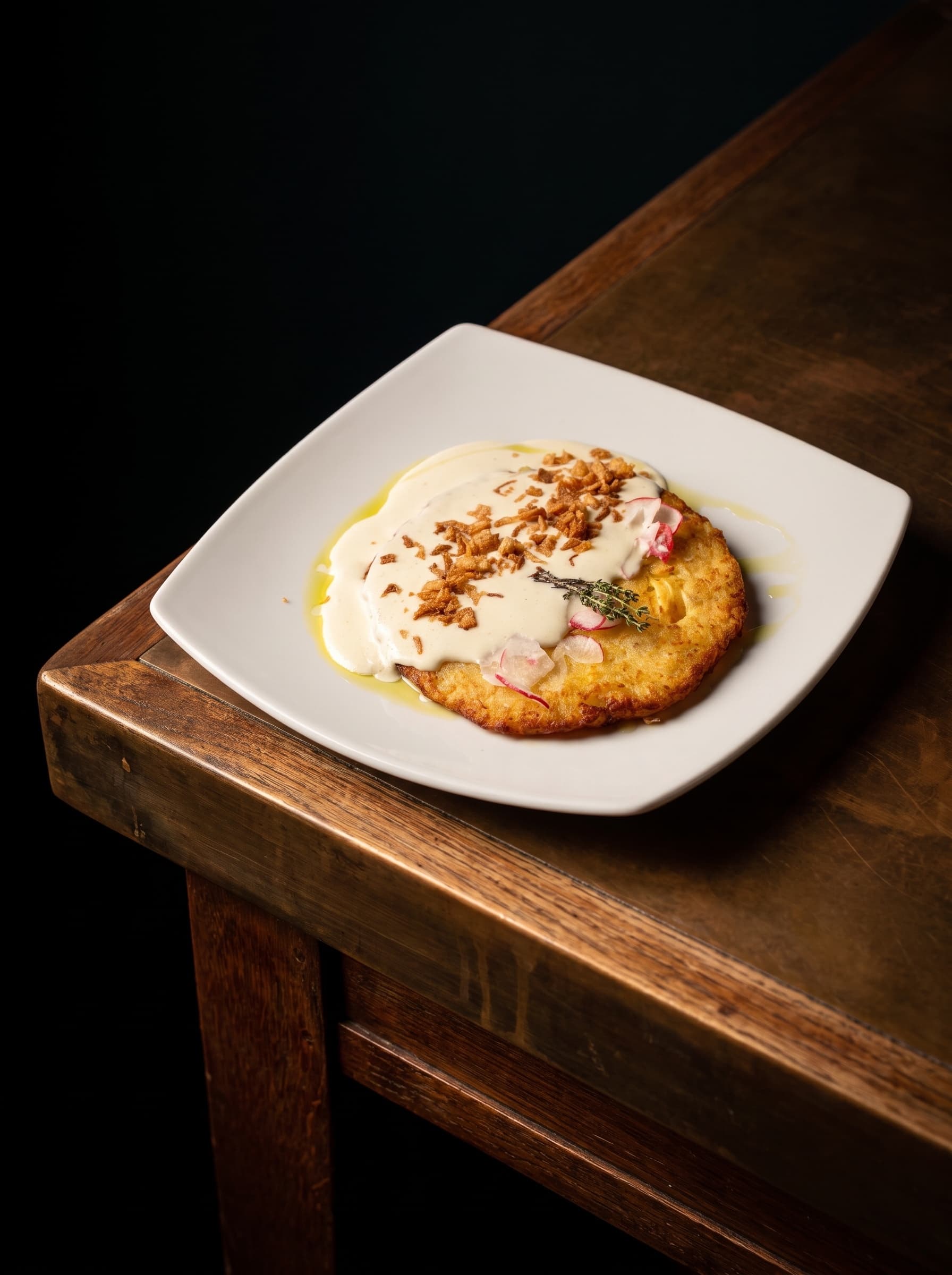 Rösti di patate con fonduta valdostana, cipolla fritta, timo e ravanelli
