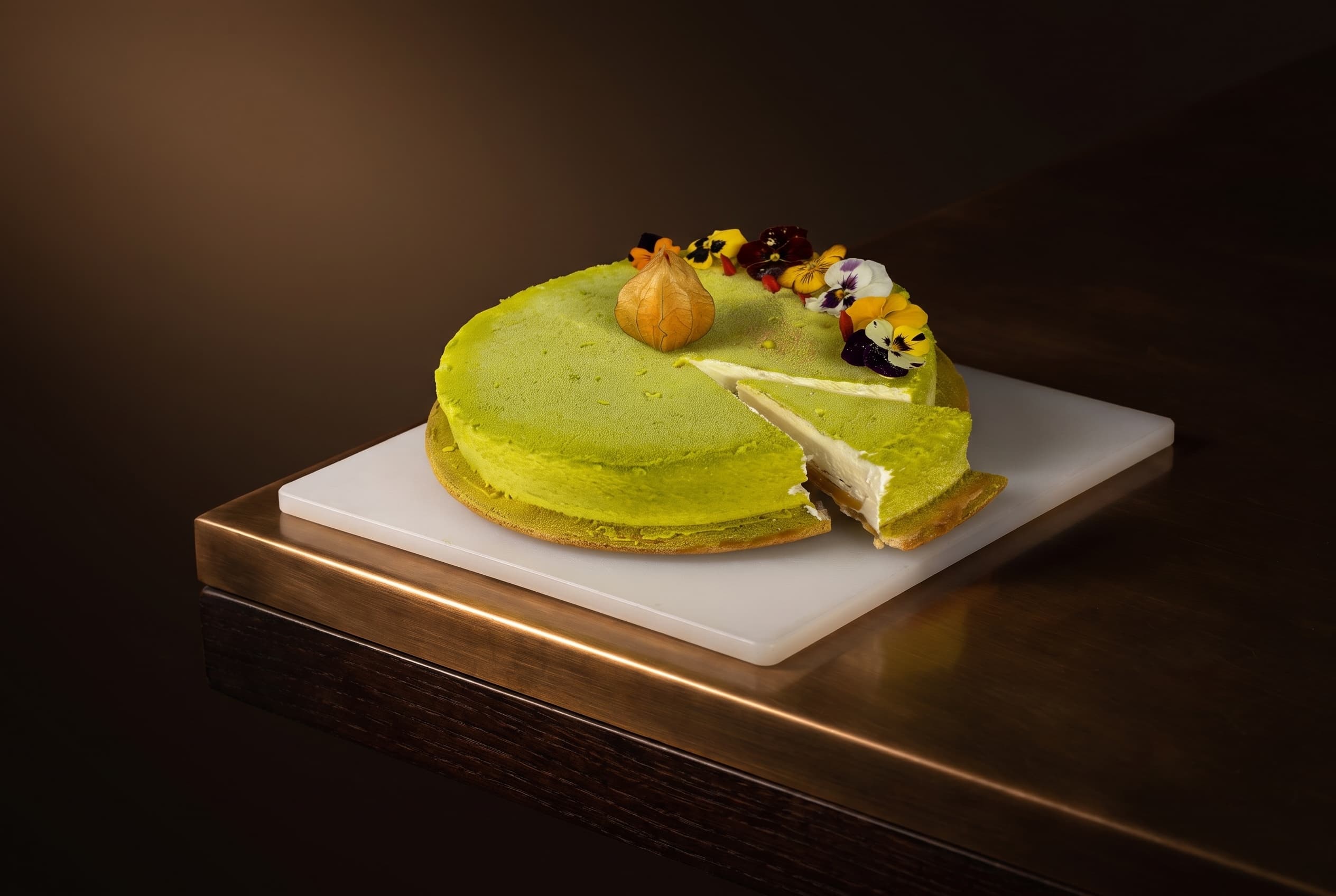 Semifreddo alla mela con fiori eduli