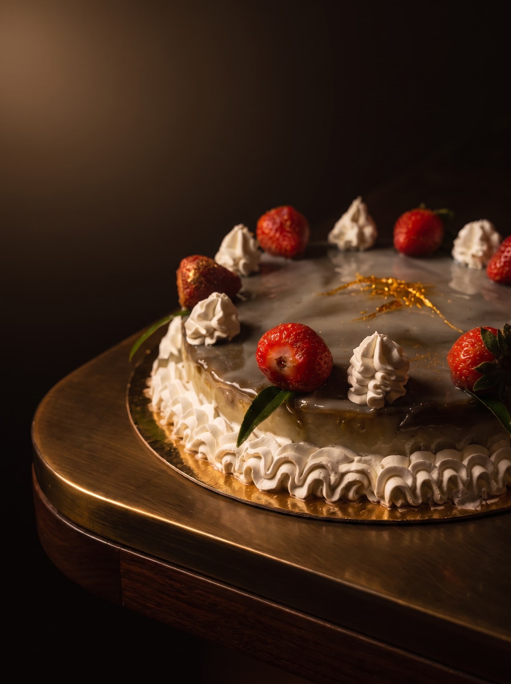 Torta al pistacchio e fragole con glassa a specchio marmorizzata